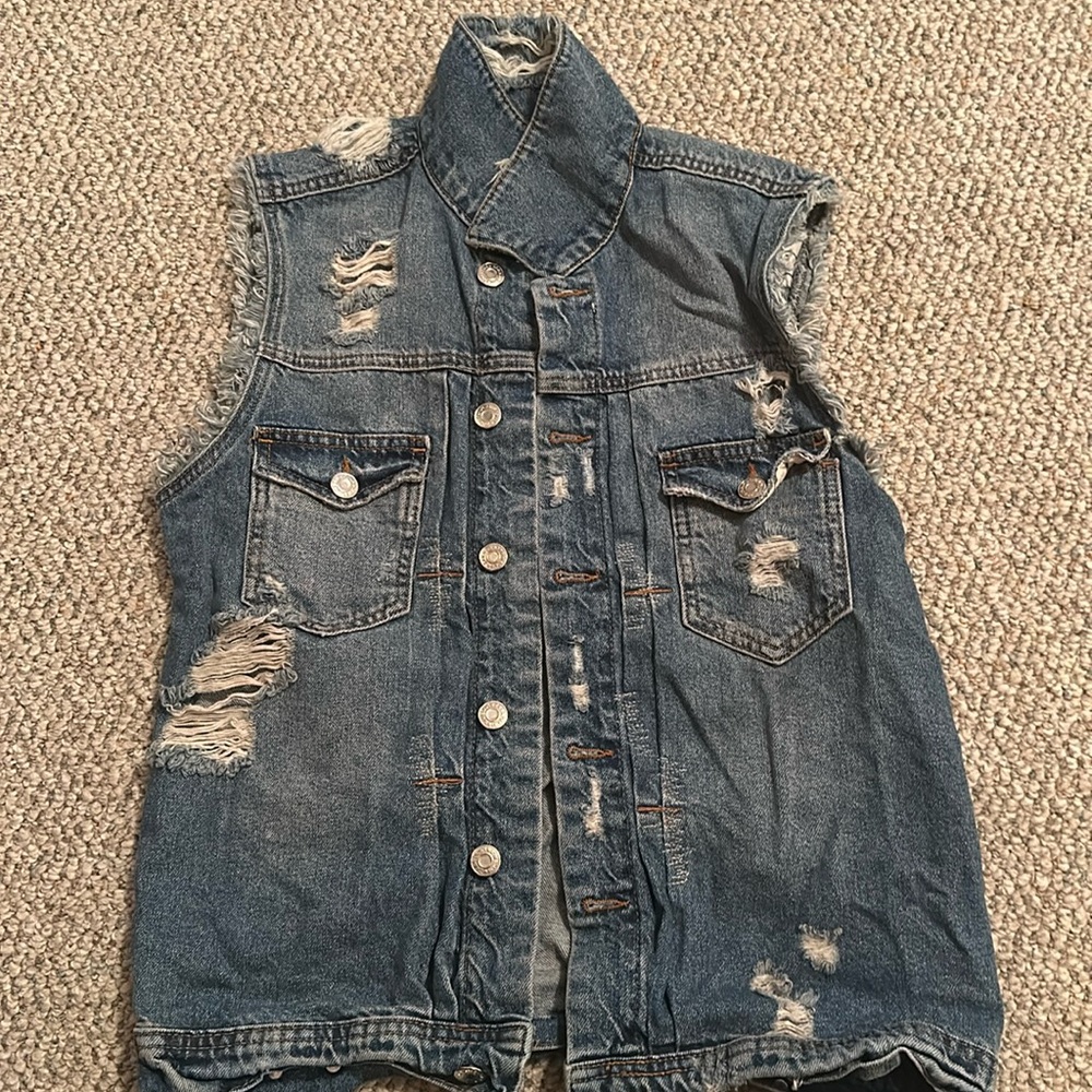Men’s small denim vest, only worn once. “Like new” condition.